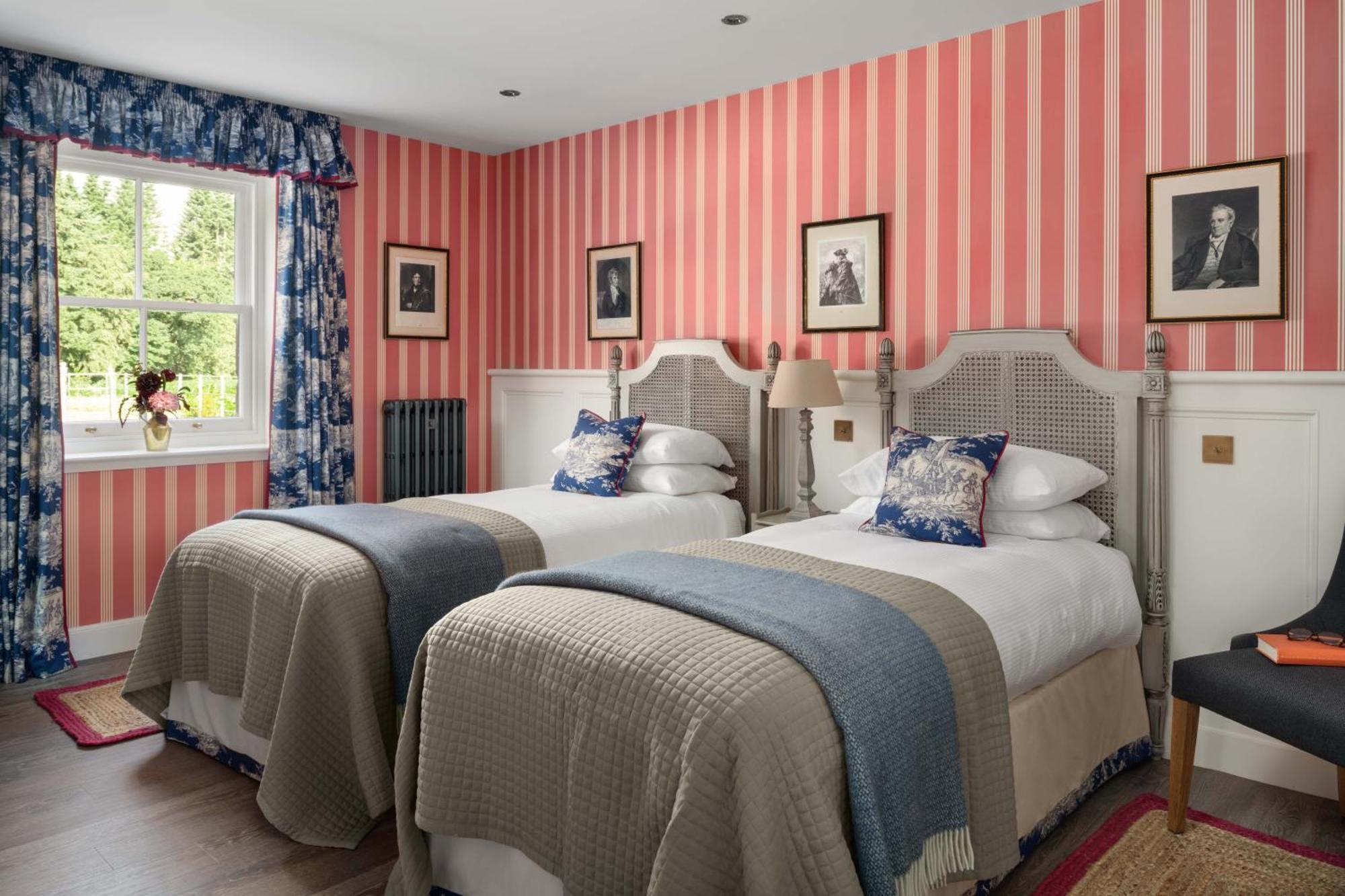 Meikleour Arms Hotel & Restaurant Екстериор снимка