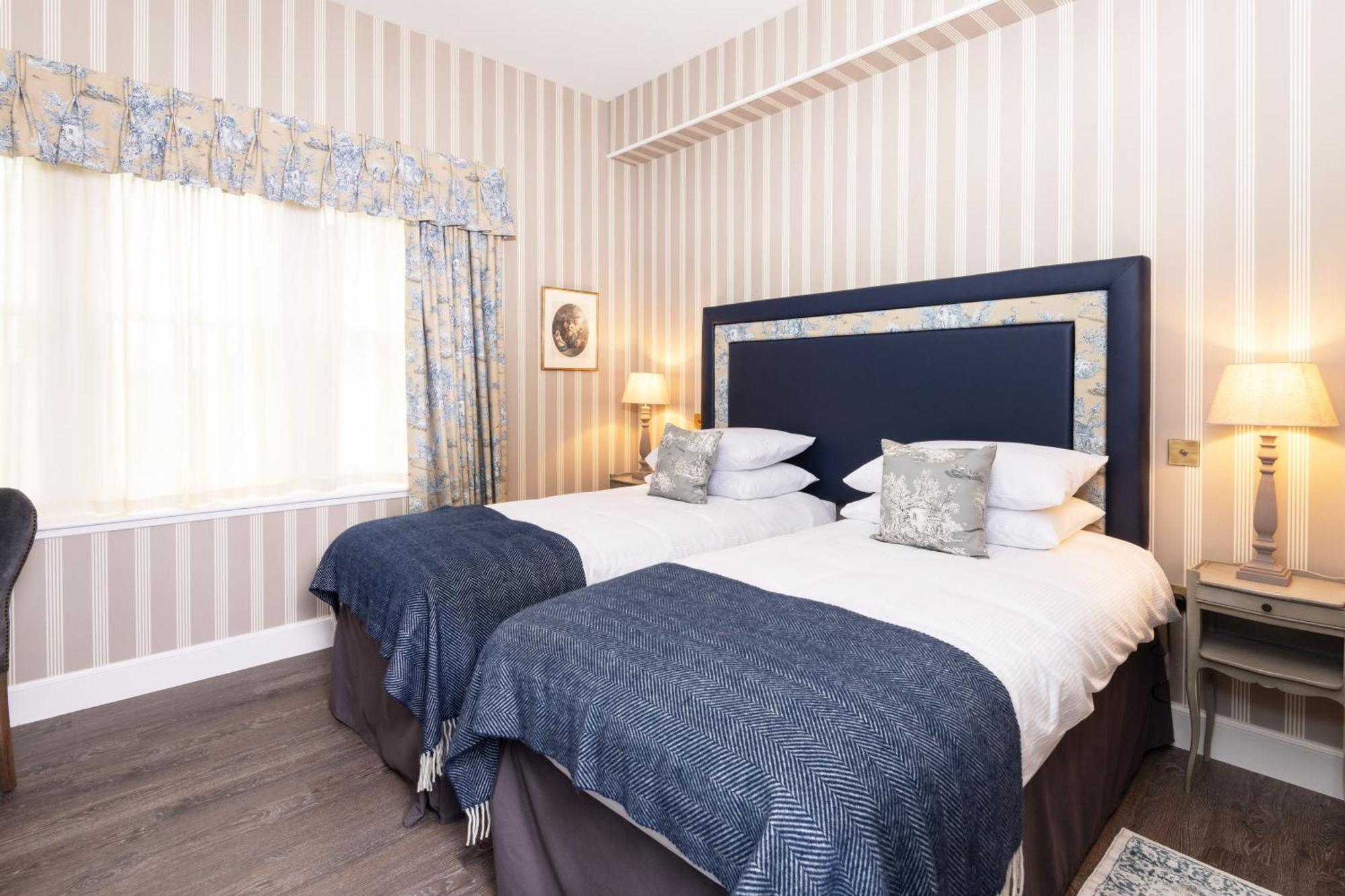 Meikleour Arms Hotel & Restaurant Екстериор снимка